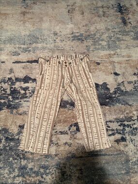 Woman’s Neutral Stripe Pull-On Pants/capris